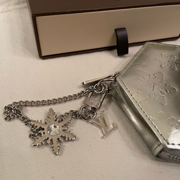 LOUIS VUITTON SNOWFLAKE COIN POUCH, ORIGINAL CHAIN WRISTLET STRAP & LV CHARMS - Picture 2 of 4